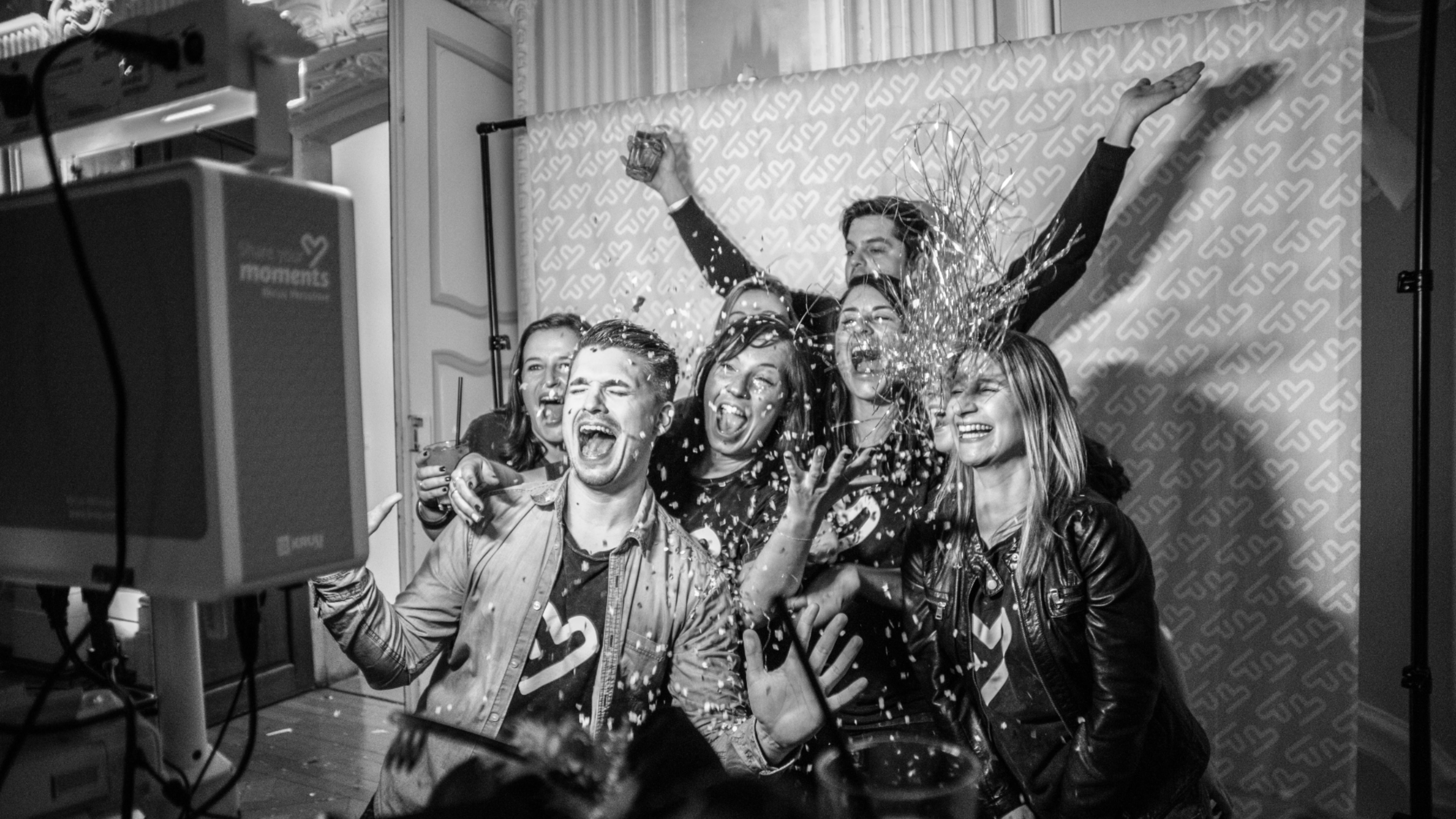 Convives joyeux devant un photobooth à Biarritz